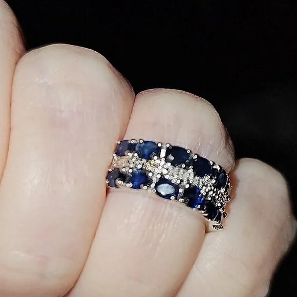 NWOT 3 karat sapphire ring with diamond accents Set in Sterling Silver. Size 7 - Picture 2 of 4